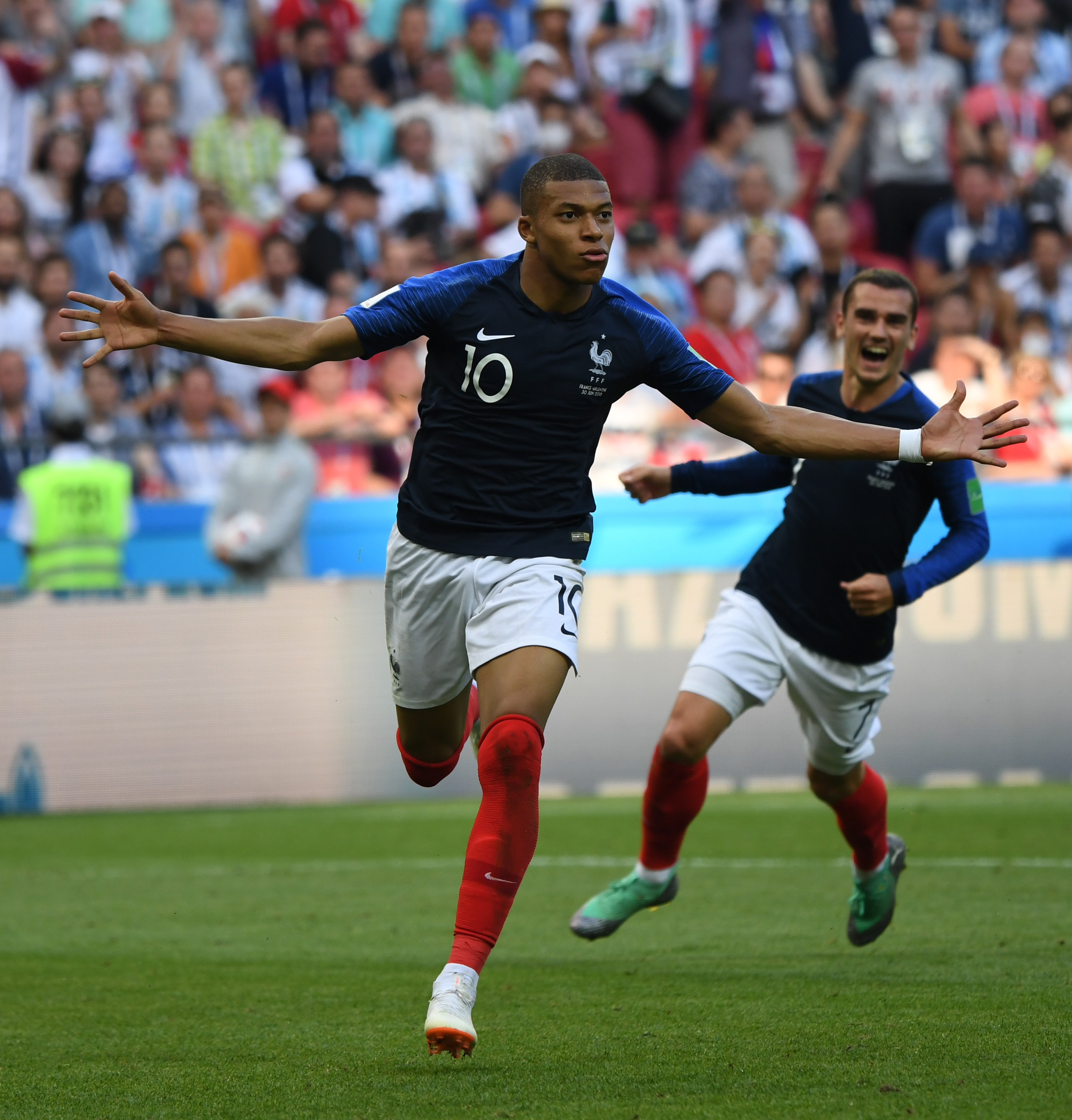 朗斯力压大巴黎，持续领跑法甲积分榜，萨热打造铁血球队