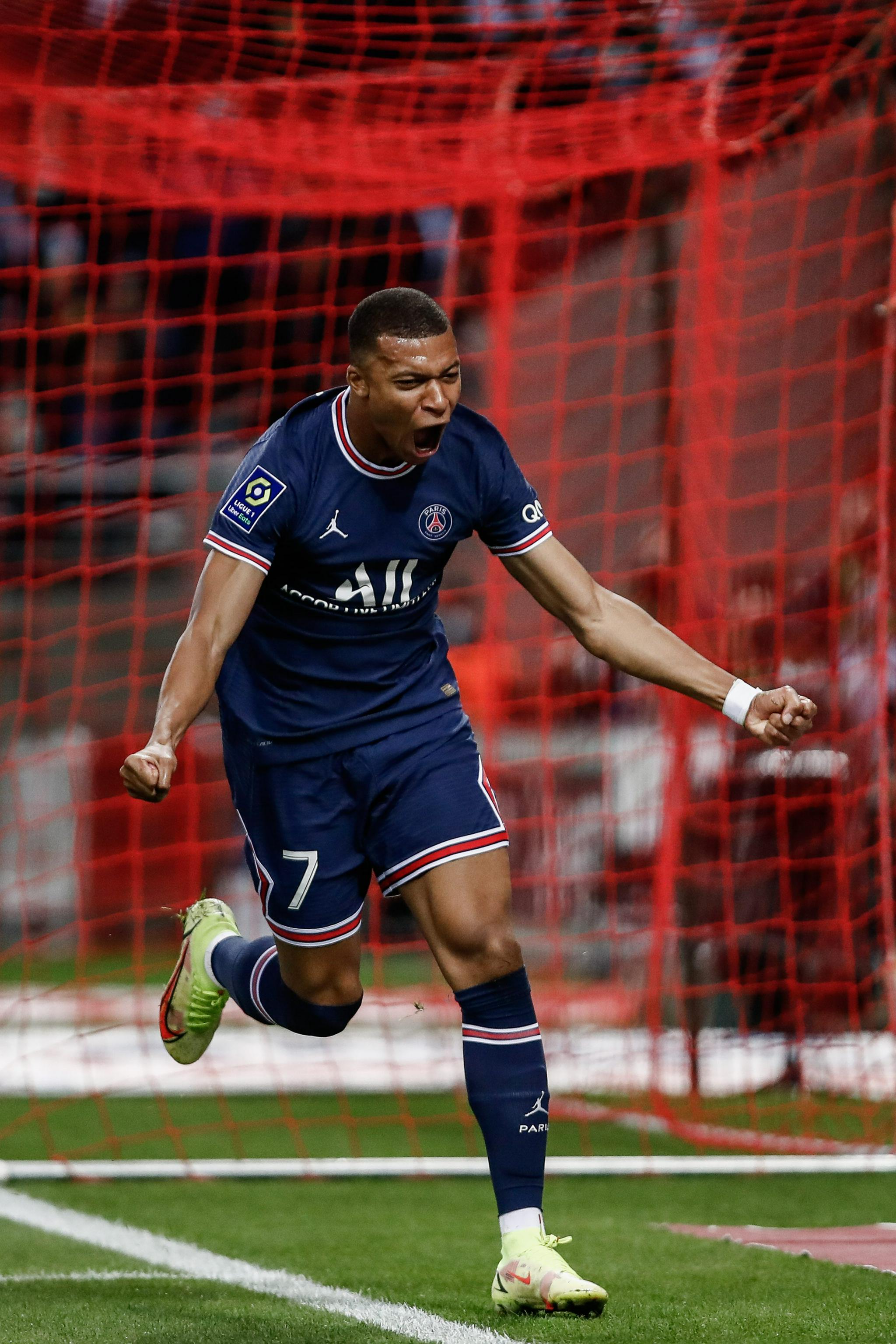 76人更新战湖人伤病报告：恩比德&乔治均为出战成疑