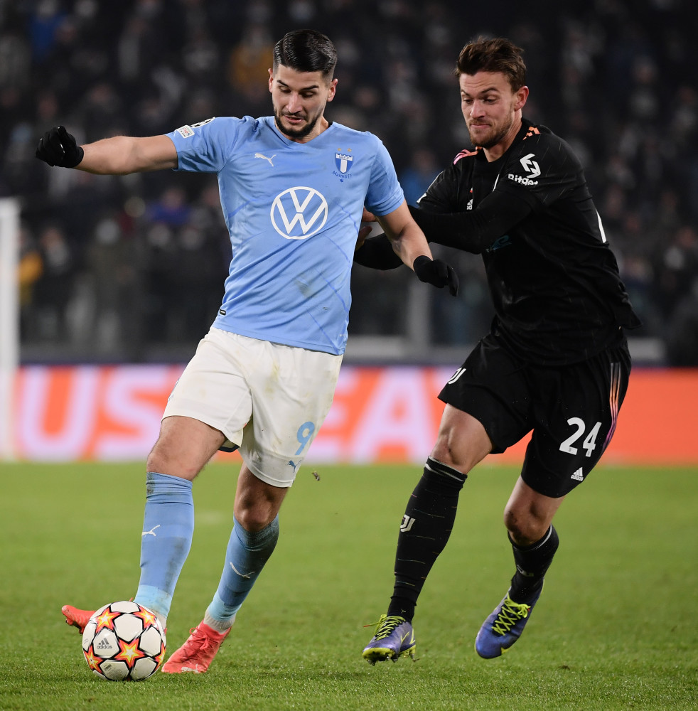 后卫破门后激情亲吻队徽，引球迷共鸣