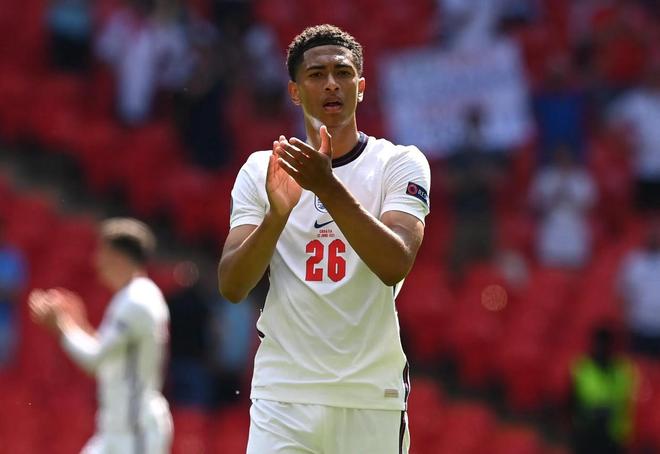 中场核心连续突破防守制造射门机会