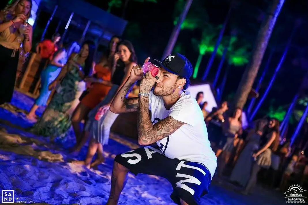 亚泰官方：寒潮来袭，长春亚泰队备战训练转至室内足球馆