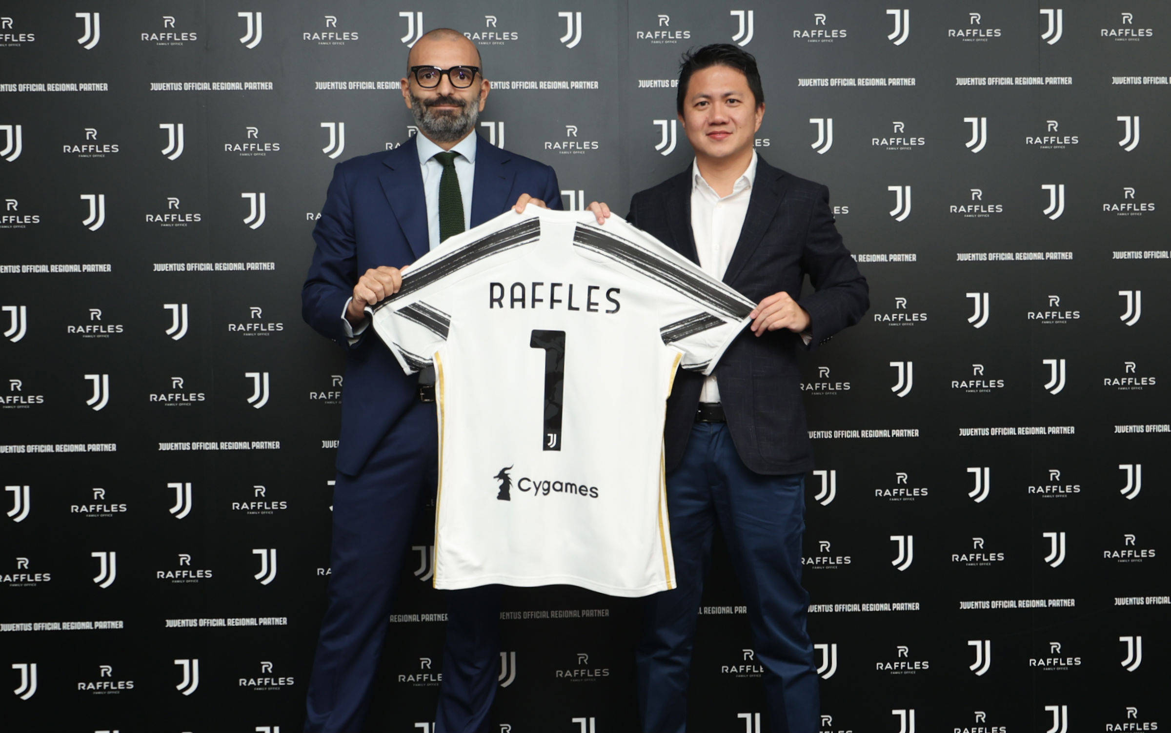 卡雷拉斯染红全程：对裁判让任意球重开不满染黄，随后抱怨吃直红