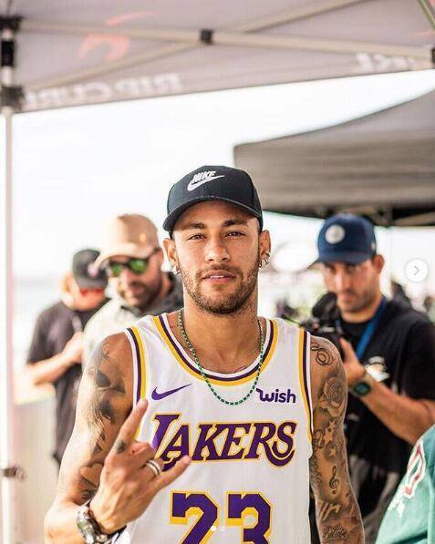 意大利赛车手罗西回忆马拉多纳：我曾单膝跪地亲吻他的左脚