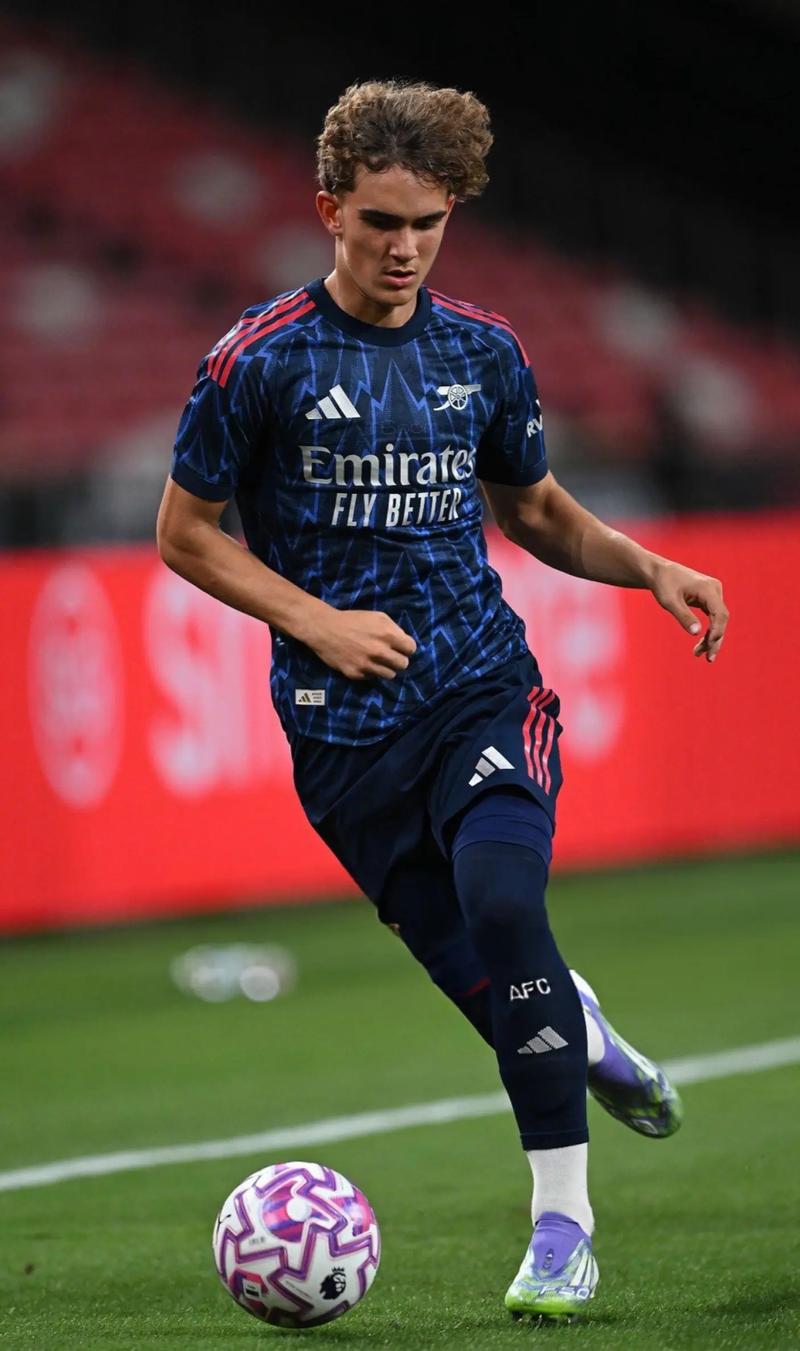 WTT总决赛女单1／8决赛，陈幸同4-2战胜队友石洵瑶，晋级8强