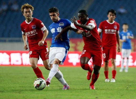 新疆一家进出口贸易公司向阿图什市捐赠足球场，价值1亿元